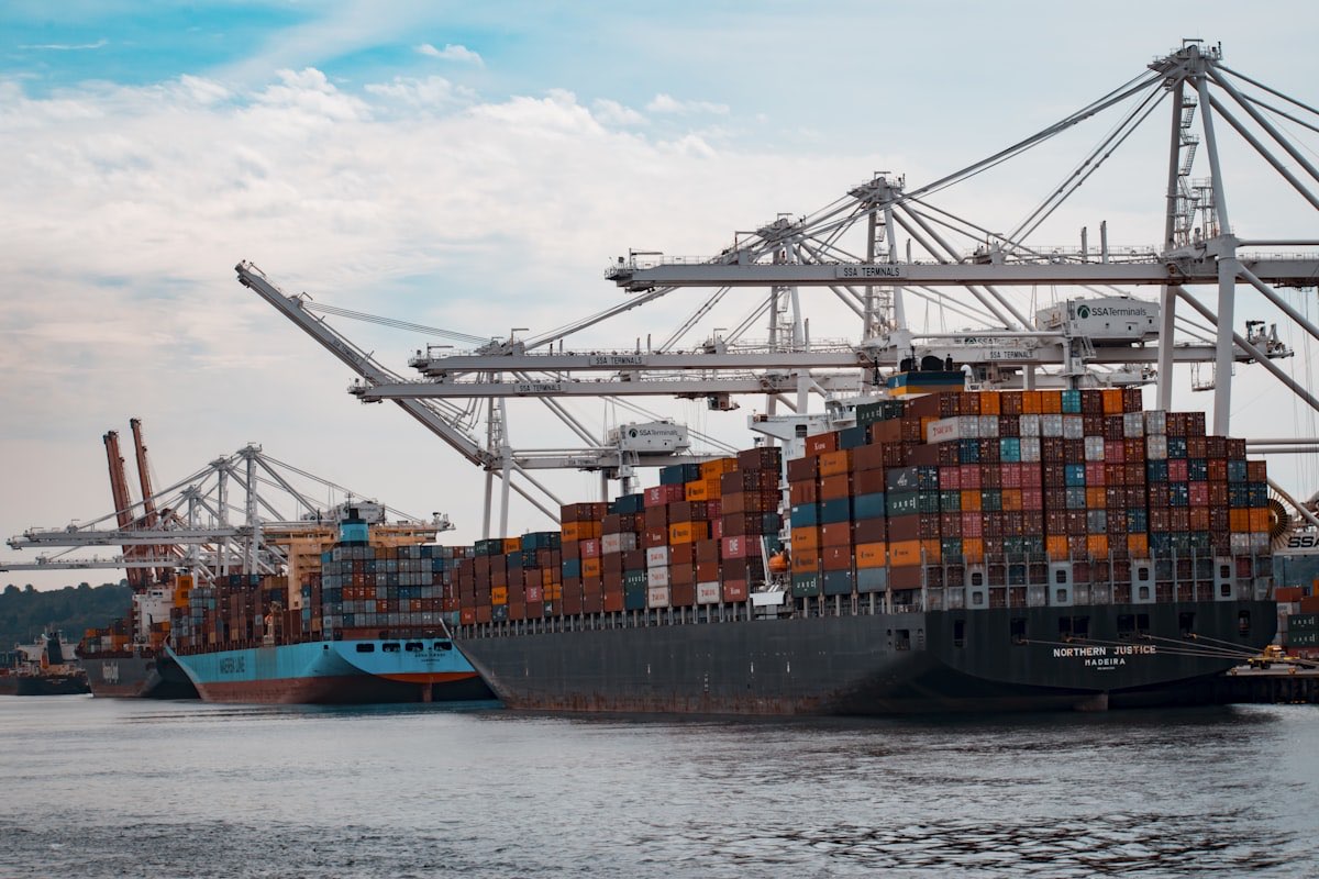 Buque portacontenedores cargado en un puerto